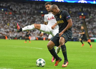 MANCHESTER, ENGLAND - SEPTEMBER 14, 2016: Tottenham 'dan Kyle Walker (L) ve Monako' dan Djibril Sidibe (R) Tottenham Hotspur ile Wembley Stadyumu 'ndaki AS Monaco arasında oynanan UEFA Şampiyonlar Ligi E Grubu maçında resmedildi. Telif Hakkı: Cosmin Ift