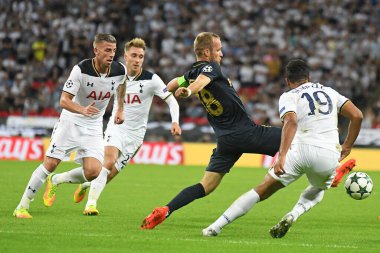 MANCHESTER, ENGLAND - SEPTEMBER 14, 2016: Tottenham 'dan Toby Alderweireld (L) ve Monako' dan Valere Germain (R) Tottenham Hotspur ve AS Monaco arasında oynanan UEFA Şampiyonlar Ligi E Grubu maçı sırasında resmedildi. Telif Hakkı: Kozmik
