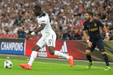 MANCHESTER, ENGLAND - SEPTEMBER 14, 2016: Tottenham 'dan Moussa Sissoko (L) ve Monako' dan Joao Moutinho (R) Tottenham Hotspur ve AS Monaco arasında oynanan UEFA Şampiyonlar Ligi E Grubu maçı sırasında resmedildi. Telif Hakkı: Cosmin I