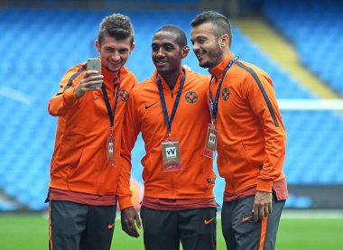 MANCHESTER, ENGLAND - 24 AĞUSTOS 2016: FCSB oyuncuları Etihad Stadyumu 'nda Manchester City (Engalnd) ve FCSB (Romanya) arasında oynanan 2016 / 17 UEFA Şampiyonlar Ligi ikinci ayağı öncesinde sahada selfie çekiyorlar. Telif Hakkı: Cosmin Iftode / Picstaff