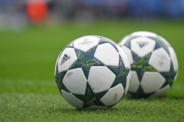 MANCHESTER, ENGLAND - 24 AĞUSTOS 2016: Etihad Stadyumu 'nda Manchester City (Engalnd) ve FCSB (Romanya) arasında oynanan 2016 / 17 UEFA Şampiyonlar Ligi ikinci ayağı öncesinde resmedilen resmi UEFA Şampiyonlar Ligi topu. Telif Hakkı: Cosmin Iftode /