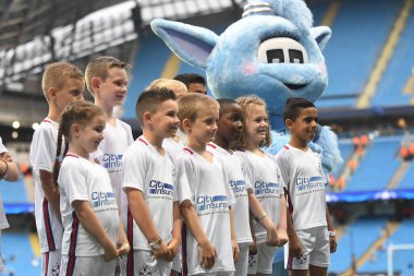 MANCHESTER, ENGLAND - 24 AĞUSTOS 2016: Etihad Stadyumu 'nda Manchester City (Engalnd) ile FCSB (Romanya) arasında oynanan 2016 / 17 UEFA Şampiyonlar Ligi ikinci ayağı öncesinde çocuklara eşlik eden oyuncu. Telif Hakkı: Cosmin Iftode / Picstaff