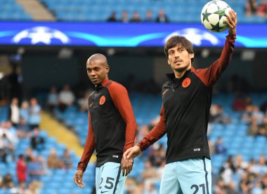 MANCHESTER, ENGLAND - 24 AĞUSTOS 2016: Fernandinho (L) ve David Silva (R), Etihad Stadyumu 'nda oynanan 2016 / 17 UEFA Şampiyonlar Ligi (Engalnd) ve FCSB (Romanya) maçlarının ikinci ayağı öncesinde çekilmiştir. Telif Hakkı: Cosmin Ift