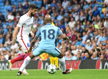 MANCHESTER, ENGLAND - 24 AĞUSTOS 2016: Etihad Stadyumu 'nda oynanan 2016 / 17 UEFA Şampiyonlar Ligi ikinci ayağı sırasında Gabriel Enache (L) resmedildi. Telif Hakkı: Cosmin Iftode / Picstaff