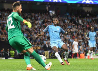 MANCHESTER, ENGLAND - 24 AĞUSTOS 2016: Etihad Stadyumu 'nda Manchester City (Engalnd) ile FCSB (Romanya) arasında oynanan 2016 / 17 UEFA Şampiyonlar Ligi' nin ikinci ayağı sırasında kentin Kelechi Iheanacho (R) fotoğrafı çekildi. Telif Hakkı: Cosmin Iftode / Picstaff