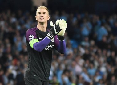 MANCHESTER, ENGLAND - 24 AĞUSTOS 2016: Etihad Stadyumu 'nda Manchester City (Engalnd) ile FCSB (Romanya) arasında oynanan 2016 / 17 UEFA Şampiyonlar Ligi maçının ikinci ayağı sonrasında City' li Joe Hart taraftarlara teşekkür ediyor. Telif Hakkı: Cosmin Iftode / Picstaff