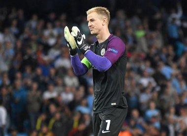 MANCHESTER, ENGLAND - 24 AĞUSTOS 2016: Etihad Stadyumu 'nda Manchester City (Engalnd) ile FCSB (Romanya) arasında oynanan 2016 / 17 UEFA Şampiyonlar Ligi maçının ikinci ayağı sonrasında City' li Joe Hart taraftarlara teşekkür ediyor. Telif Hakkı: Cosmin Iftode / Picstaff