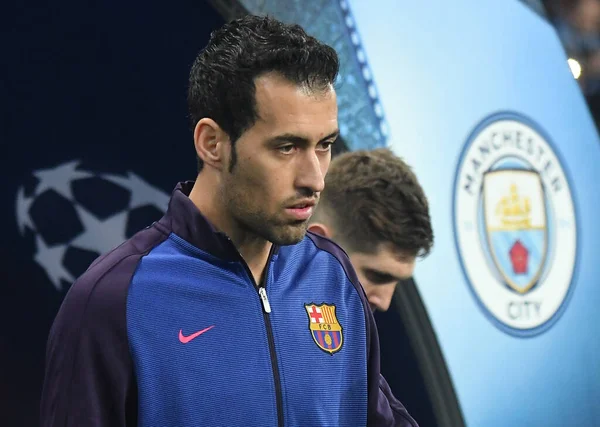 MANCHESTER, ENGLAND - NOVEMBER 1, 2016: Manchester City of Manchester Stadyumu 'nda oynanan UEFA Şampiyonlar Ligi C Grubu maçından önce Sergio Busquets tarafından çekilmiştir. Telif Hakkı: Cosmin Iftode / Picstaff