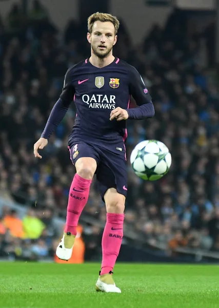 MANCHESTER, ENGLAND - NOVEMBER 1, 2016: Manchester City of Manchester Stadyumu 'nda oynanan UEFA Şampiyonlar Ligi C Grubu karşılaşması sırasında Ivan Rakitic' in görüntülenmiştir. Telif Hakkı: Cosmin Iftode / Picstaff