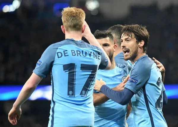 MANCHESTER, ENGLAND - NOVEMBER 1, 2016: Şehirden David Silva (R), Manchester City 'de oynanan UEFA Şampiyonlar Ligi C Grubu maçı sırasında Ilkay Gundogan' ın (resimde olmayan) attığı gol sonrasında takım arkadaşlarıyla kutlama yapıyor.
