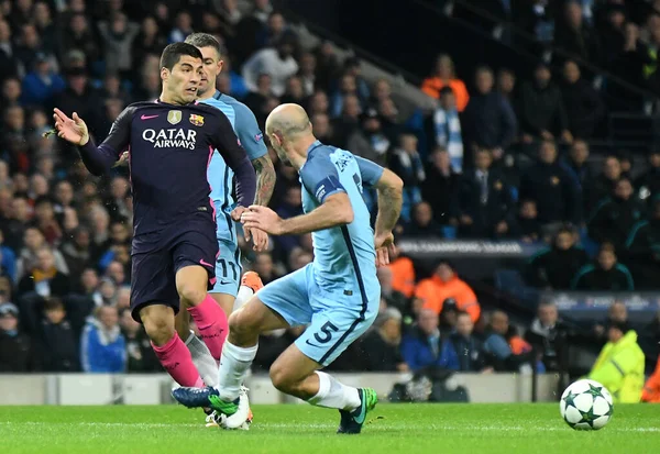 MANCHESTER, ENGLAND - NOVEMBER 1, 2016: Barcelona 'dan Luis Suarez (L) Manchester City ve FC Barcelona arasında oynanan UEFA Şampiyonlar Ligi C Grubu maçı sırasında Manchester Stadyumu' nda görüntülendi. Telif Hakkı: Cosmin Iftode / Picstaff