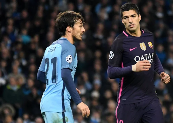 MANCHESTER, ENGLAND - NOVEMBER 1, 2016: City 'den David Silva (L) ve Barcelona' dan Luis Suarez (R) Manchester City ve FC Barcelona arasında oynanan UEFA Şampiyonlar Ligi C Grubu maçı sırasında çekildi. Telif Hakkı: Cosmin Iftode / P