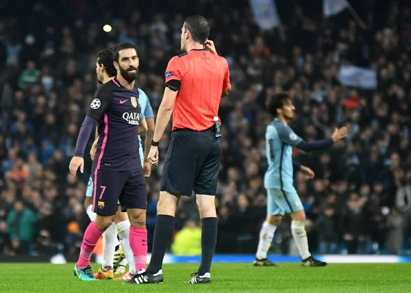 MANCHESTER, ENGLAND - NOVEMBER 1, 2016: Barcelona 'dan Arda Turan (L) Manchester City ve FC Barcelona arasında oynanan UEFA Şampiyonlar Ligi C Grubu maçı sonrasında Manchester Stadyumu' nda reslendi. Telif Hakkı: Cosmin Iftode / Picstaff