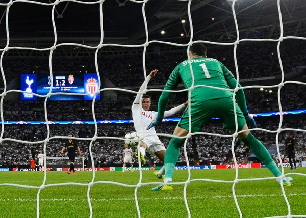 MANCHESTER, ENGLAND - 14 Eylül 2016: Tottenham 'dan Dele Alli (L) Tottenham Stadyumu' nda Tottenham Hotspur ve AS Monaco arasında oynanan UEFA Şampiyonlar Ligi E Grubu maçında resmedildi. Telif Hakkı: Cosmin Iftode / Picstaff