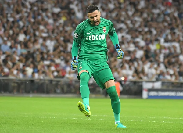 MANCHESTER, ENGLAND - SEPTEMBER 14, 2016: Monaco kalecisi Danijel Subasic, Wembley Stadyumu 'nda Tottenham Hotspur ve AS Monaco arasında oynanan UEFA Şampiyonlar Ligi E Grubu maçında takımının attığı golü kutluyor. Telif Hakkı: Cosmin Iftode /