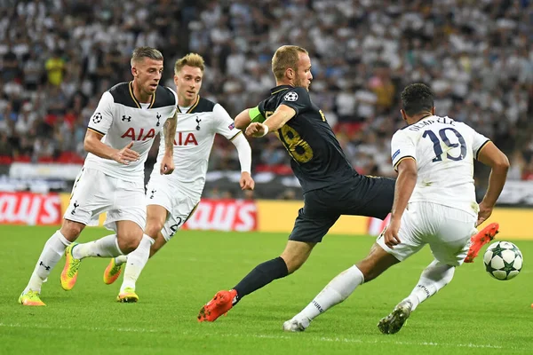 MANCHESTER, ENGLAND - SEPTEMBER 14, 2016: Tottenham 'dan Toby Alderweireld (L) ve Monako' dan Valere Germain (R) Tottenham Hotspur ve AS Monaco arasında oynanan UEFA Şampiyonlar Ligi E Grubu maçı sırasında resmedildi. Telif Hakkı: Kozmik