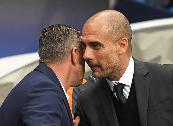 MANCHESTER, ENGLAND - 24 AUGSTOS 2016: Etihad St City (Engaland) ile FCSB (Romanya) arasındaki 2016 / 17 UEFA Şampiyonlar Ligi ikinci ayağı öncesinde FCSB teknik direktörü Laurentiu Reghecampf 'i (L) karşıladı.