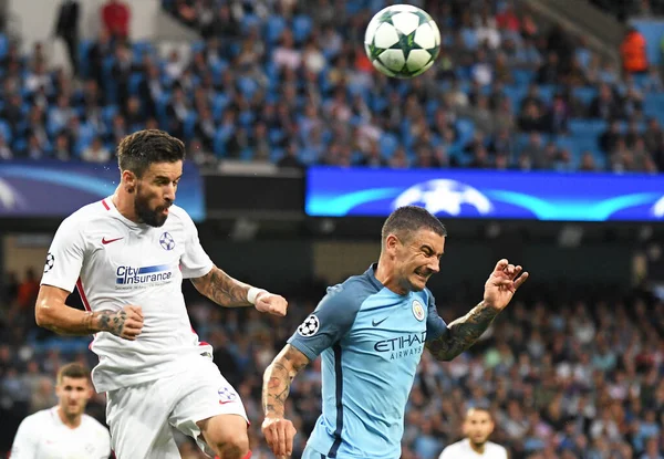MANCHESTER, ENGLAND - 24 AUGSTOS 2016: Etihad Stadyumu 'nda Manchester City (Engalnd) ile FCSB (Romanya) arasında oynanan 2016 / 17 UEFA Şampiyonlar Ligi maçının ikinci ayağı sırasında FCSB (L) ve Aleksandar Kolarov (R) tarafından çekilmiştir. Kopyala