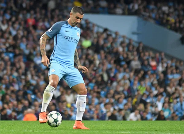 MANCHESTER, ENGLAND - 24 AĞUSTOS 2016: Kentli Aleksandar Kolarov, Etihad Stadyumu 'nda Manchester City (Engalnd) ile FCSB (Romanya) arasında oynanan 2016 / 17 UEFA Şampiyonlar Ligi maçının ikinci ayağı sırasında çekilmiştir. Telif Hakkı: Cosmin Iftode / Picstaff