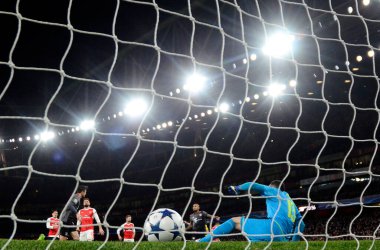 LONDON, ENGLAND - MARCH 7, 2017: David Ospina (R) of Arsenal concedes a goal during the second leg of the UEFA Champions League Round of 16 game between Arsenal FC and Bayern Munchen at Emirates Stadium. Copyright: Cosmin Iftode/Picstaff