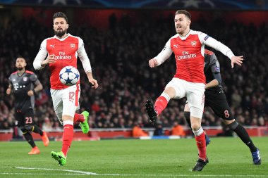 LONDON, ENGLAND - 7 Mart 2017: Olivier Giroud (L) ve Arsenal 'den Aaron Ramsey (R) Emirates Stadyumu' ndaki Arsenal FC ve Bayern Munchen arasında oynanan 16. Telif Hakkı: Cosmin If