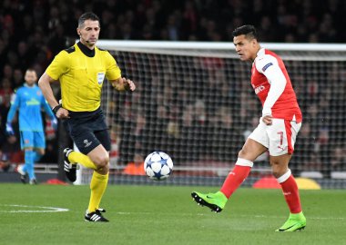 LONDON, ENGLAND - 7 Mart 2017: Yunan FIFA hakemi Tasos Sidiropoulos (L) ve Arsenal 'li Alexis Sanchez (R), Arsenal FC ve Bayern Munchen arasında oynanan 16. Kopyala