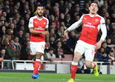 LONDON, ENGLAND - 7 Mart 2017: Theo Walcott (L), Arsenal FC ile Bayern Munchen arasında oynanan 16 maçlık UEFA Şampiyonlar Ligi turunun ikinci ayağı sırasında Emirates Stadyumu 'nda çekildi. Telif Hakkı: Cosmin Iftode / Picstaff