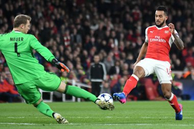 LONDON, ENGLAND - 7 Mart 2017: Bayern 'den Manuel Neuer (L) ve Arsenal' den Theo Walcott (R), Arsenal 'den Arsenal FC ve Bayern Munchen arasında oynanan 16.