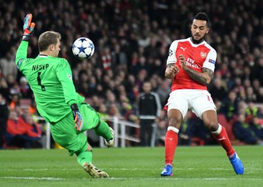 LONDON, ENGLAND - 7 Mart 2017: Bayern 'den Manuel Neuer (L) ve Arsenal' den Theo Walcott (R), Arsenal 'den Arsenal FC ve Bayern Munchen arasında oynanan 16.