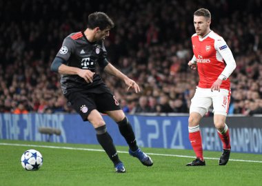 LONDON, ENGLAND - 7 Mart 2017: Aaron Ramsey (R) Emirates Stadyumu 'nda Arsenal FC ve Bayern Münih arasında oynanan 16 maçlık UEFA Şampiyonlar Ligi ikinci raundunda resmedildi. Telif Hakkı: Cosmin Iftode / Picstaff