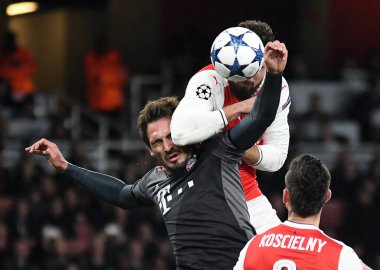 LONDON, ENGLAND - 7 Mart 2017: Bayern 'den Mats Hummels (L) ve Arsenal' den Olivier Giroud (R), Arsenal Stadyumu 'ndaki Arsenal FC ve Bayern Munchen arasında oynanan 16. Telif Hakkı: