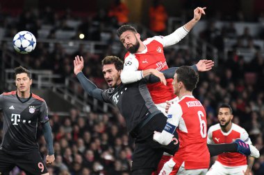 LONDON, ENGLAND - 7 Mart 2017: Bayern 'den Mats Hummels (L) ve Arsenal' den Olivier Giroud (R), Arsenal Stadyumu 'ndaki Arsenal FC ve Bayern Munchen arasında oynanan 16. Telif Hakkı: