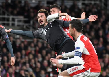 LONDON, ENGLAND - 7 Mart 2017: Bayern 'den Mats Hummels (L) ve Arsenal' den Olivier Giroud (R), Arsenal Stadyumu 'ndaki Arsenal FC ve Bayern Munchen arasında oynanan 16. Telif Hakkı: