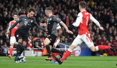 LONDON, ENGLAND - 7 Mart 2017: Bayern 'li Mats Hummels (L), Arsenal FC ve Bayern Munchen arasında oynanan 16. Telif Hakkı: Cosmin Iftode / Picstaff