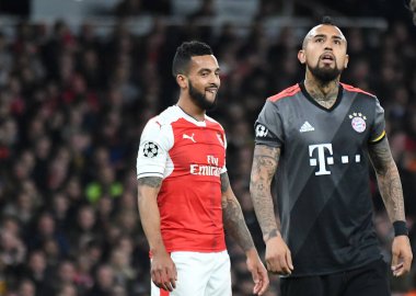 LONDON, ENGLAND - 7 Mart 2017: Arsenal 'den Theo Walcott (L) ve Bayern' den Arturo Vidal (R), Arsenal FC ve Bayern Munchen arasında oynanan 16. Telif Hakkı: Cosmin Ifto
