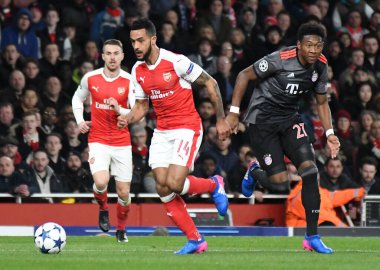 LONDON, ENGLAND - 7 Mart 2017: Arsenal 'den Theo Walcott (L) ve Bayern' den David Alaba (R), Arsenal FC ve Bayern Munchen arasında oynanan 16. Telif Hakkı: Ortak