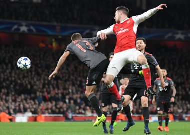 LONDON, ENGLAND - 7 Mart 2017: Bayern 'den Rafinha (L) ve Arsenal' den Aaron Ramsey (R), Arsenal Stadyumu 'ndaki Arsenal FC ve Bayern Munchen arasında oynanan 16. Telif Hakkı: Cosmin