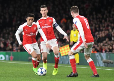 LONDON, ENGLAND - 7 Mart 2017: Arsenalli Alexis Sanchez (L) ve Laurent Koscielny (C) Emirates Stadyumu 'ndaki Arsenal FC ve Bayern Munchen arasında oynanan 16. Telif Hakkı: C