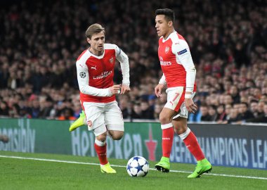 LONDON, ENGLAND - 7 Mart 2017: Nacho Monreal (L) ve Alexis Sanchez (R) Emirates Stadyumu 'nda Arsenal FC ve Bayern Münih arasında oynanan 16. Telif Hakkı: Cosmin I