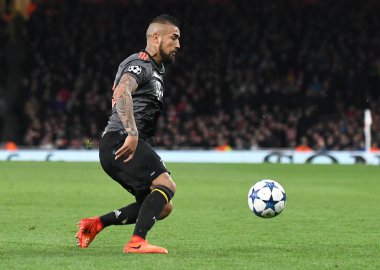 LONDON, ENGLAND - 7 Mart 2017: Bayern 'li Arturo Vidal, Emirates Stadyumu' nda Arsenal FC ve Bayern Munchen arasında oynanan UEFA Şampiyonlar Ligi 16. Telif Hakkı: Cosmin Iftode / Picstaff