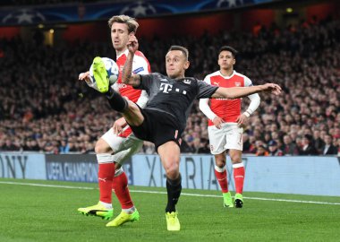 LONDON, ENGLAND - 7 Mart 2017: Arsenal 'den Nacho Monreal (L) ve Bayern' den Rafinha (R) Arsenal FC ve Bayern Munchen arasında oynanan 16. Telif Hakkı: Cosmi