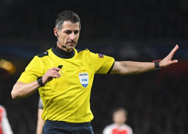 LONDON, ENGLAND - 7 Mart 2017: Yunan FIFA hakemi Tasos Sidiropoulos, Arsenal FC ve Bayern Munchen arasında oynanan 16. Telif Hakkı: Cosmin Iftode / Picstaff