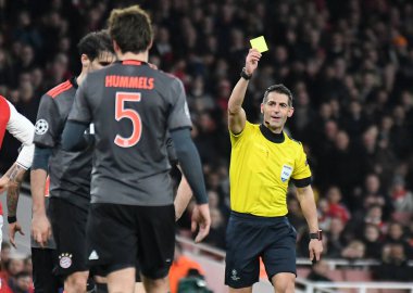 LONDON, ENGLAND - 7 Mart 2017: Yunan FIFA hakemi Tasos Sidiropoulos, Arsenal FC ile Bayern Munchen arasında oynanan 16 maçlık UEFA Şampiyonlar Ligi ikinci turunda sarı kart gösterdi. Telif Hakkı: Cosmin Iftode / Picstaf