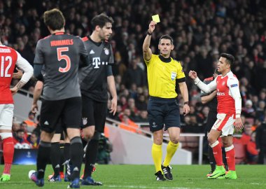 LONDON, ENGLAND - 7 Mart 2017: Yunan FIFA hakemi Tasos Sidiropoulos, Arsenal FC ile Bayern Munchen arasında oynanan 16 maçlık UEFA Şampiyonlar Ligi ikinci turunda sarı kart gösterdi. Telif Hakkı: Cosmin Iftode / Picstaf