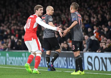 LONDON, ENGLAND - 7 Mart 2017: Arsenal 'li Nacho Monreal (L), Arsenal Stadyumu' ndaki Arsenal FC ve Bayern Munchen arasında oynanan 16. Telif Hakkı: Cosmin Ift