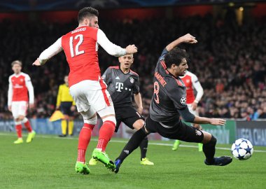 LONDON, ENGLAND - 7 Mart 2017: Arsenal 'den Olivier Giroud (L) ve Bayern' den Javi Martinez (R), Arsenal FC ve Bayern Munchen arasında oynanan 16. Telif Hakkı