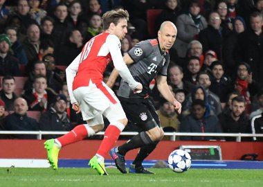 LONDON, ENGLAND - 7 Mart 2017: Arsenal 'den Nacho Monreal (L) ve Bayern' den Arjen Robben (R), Arsenal FC ve Bayern Munchen arasında oynanan 16. Telif Hakkı: 