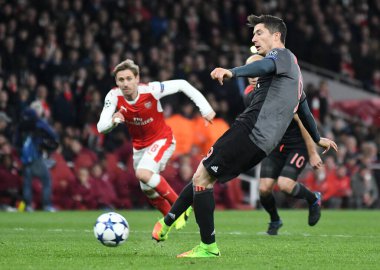 LONDON, ENGLAND - 7 Mart 2017: Bayern 'den Robert Lewandowski, Arsenal FC ile Bayern Munchen arasında oynanan 16 maçlık UEFA Şampiyonlar Ligi ikinci turunda penaltı noktasından şut ve gol attı. Telif Hakkı: Cosmin Ift