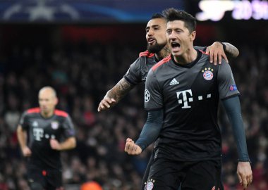LONDON, ENGLAND - 7 Mart 2017: Bayern 'li Robert Lewandowski (R), Arturo Vidal ile Arsenal FC ile Bayern Munchen arasında oynanan 16 maçlık UEFA Şampiyonlar Ligi ikinci turunda gol attıktan sonra Arturo Vidal ile kutlama yaptı. Kopyala