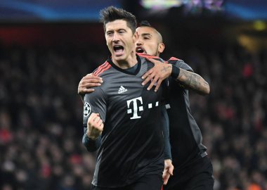 LONDON, ENGLAND - 7 Mart 2017: Bayern 'li Robert Lewandowski (L), Arturo Vidal ile Arsenal FC ile Bayern Munchen arasında oynanan 16 maçlık UEFA Şampiyonlar Ligi ikinci turunda gol attıktan sonra Arturo Vidal ile kutlama yaptı. Kopyala
